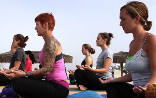 donne che praticano yoga